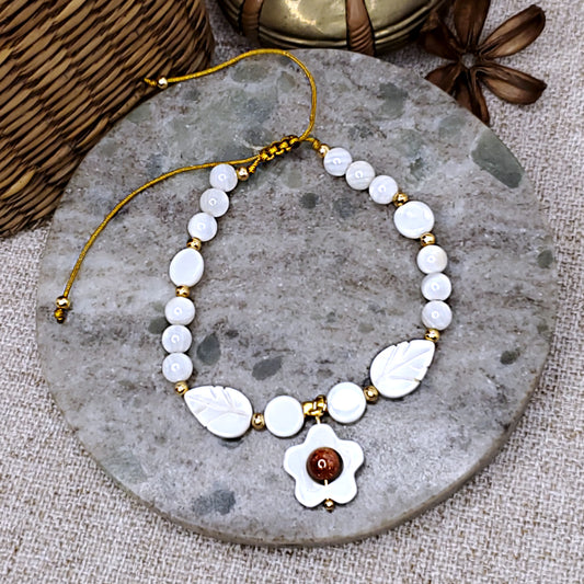 Daisy flower charm adjustable white bracelet, with gold string. 